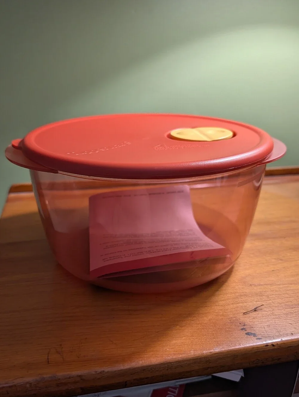 NWT Tupperware Medium Round Rock 'N Serve Container With Seal